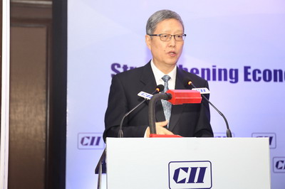 中國前副外長何亞非作主旨發(fā)言。