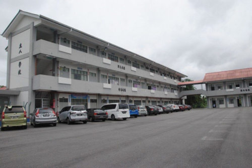 波格芒加立人小學(xué)是中央縣其中一所設(shè)備完善，學(xué)生人數(shù)卻減少的華小。 （馬來西亞《星洲日報》）