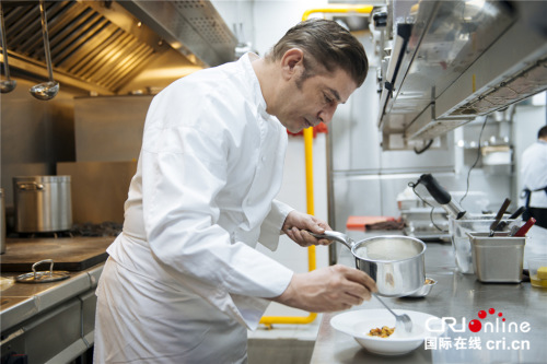 傅正義在做菜。