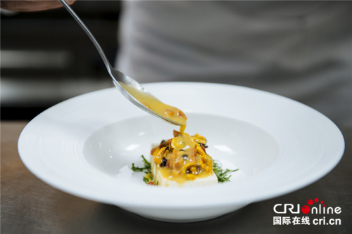 中法創(chuàng)新菜品“法國藍貽貝”。