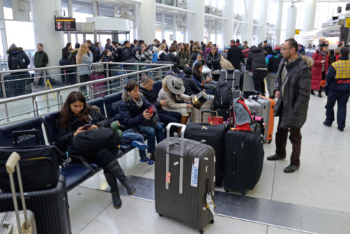 航空公司航班取消，旅客在機(jī)場(chǎng)滯留。(美國(guó)《世界日?qǐng)?bào)》/朱澤人 攝)