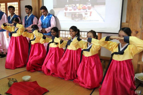 留學(xué)生學(xué)習(xí)韓國(guó)文化。 （韓國(guó)亞洲經(jīng)濟(jì)網(wǎng)）