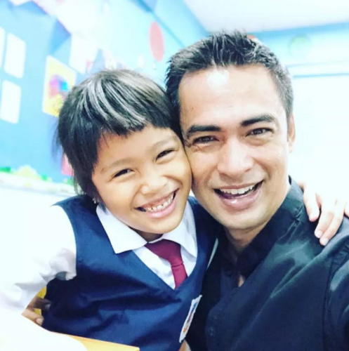 錫慕查化（右）的大女兒蘇菲雅依莎蓓拉非常適應華小的環(huán)境，喜歡學校。女兒能融入不同種族與文化的環(huán)境，他深感欣慰。（馬來西亞《星洲日報》）