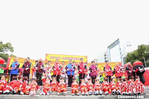 中國駐名古屋總領(lǐng)事鄧偉(右五)與嘉賓一同為開幕式剪彩。 <a target='_blank' >中新社</a>記者 呂少威 攝