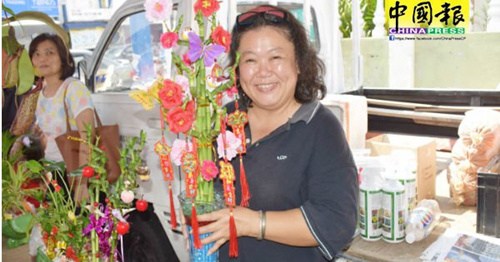 梁依凌：年花非常好賣，很多游客也選購。(馬來西亞《中國報(bào)》/歐盛財(cái) 攝)