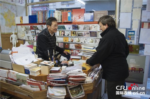 潘立輝與顧客交談。