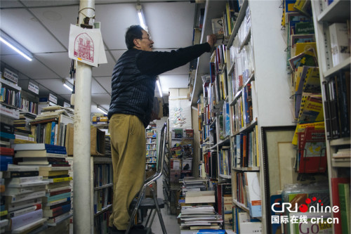 潘立輝在整理圖書。