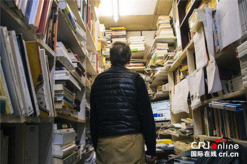 潘立輝在書店里。