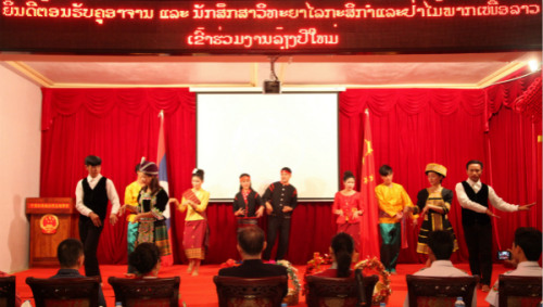 活動現(xiàn)場文藝表演。