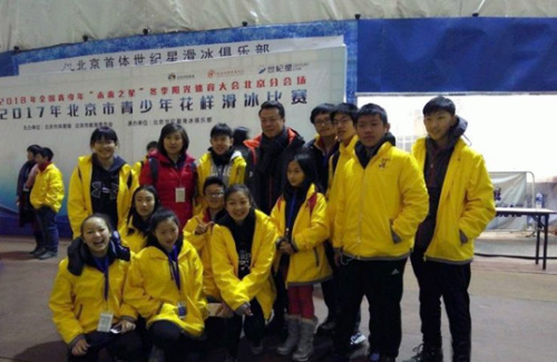 小營員們與中國冬奧冠軍趙宏博合影。