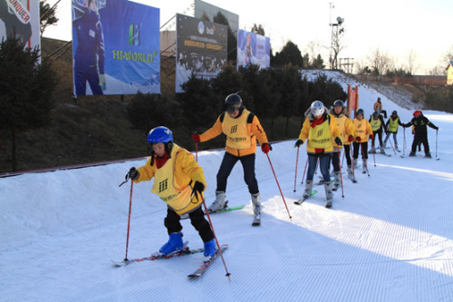 小營員們體驗滑雪。