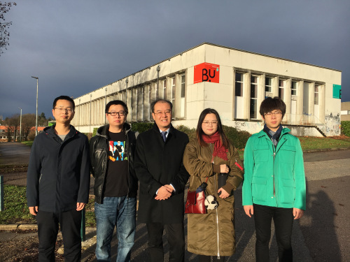 凌軍與留學生合影。