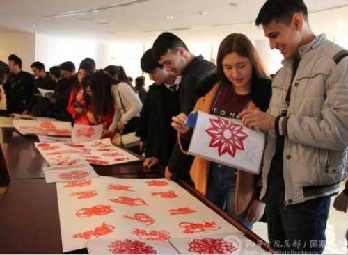 學(xué)生剪紙作品展。