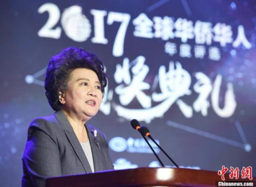 1月10日，由中國新聞社主辦的“2017全球華僑華人年度評選”頒獎典禮在北京舉行，“2017全球華僑華人十大新聞”在現(xiàn)場揭曉，國務院僑辦主任裘援平出席頒獎典禮并致辭。<a target='_blank' >中新社</a>記者 侯宇 攝