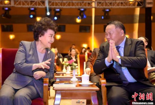 圖為裘援平(左)在典禮會場與新聞人物當選代表、巴拿馬共和國總統(tǒng)顧問陳國基交流。<a target='_blank' >中新社</a>記者 侯宇 攝