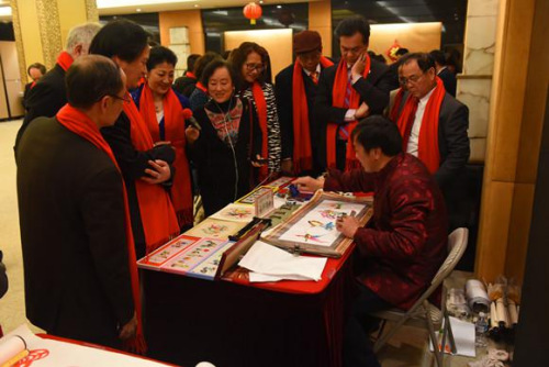 非遺傳承人現(xiàn)場表演。