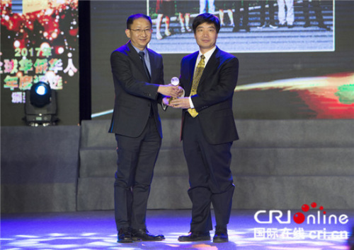 中國(guó)華僑華人研究所所長(zhǎng)張春旺（右）為中科院強(qiáng)磁場(chǎng)科學(xué)中心副主任王俊峰（左）頒獎(jiǎng)