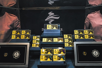 昨日(10日)，菜百，2022冬奧紀(jì)念金條擺在柜臺(tái)中發(fā)售。