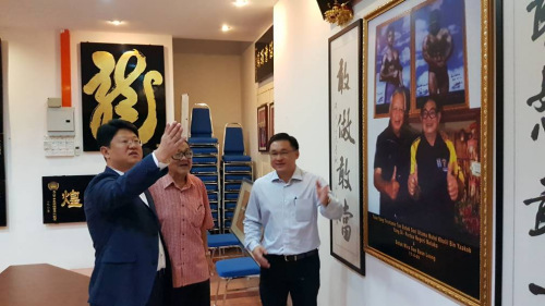 白天贈送龍泉青瓷雙魚碟給雞場街文化坊辦公室，以及一套中國茶具給馬華元老顏文龍，顏天祿贈送一套馬中建交四十周年首日封給白天。（馬來西亞《星洲日報》）