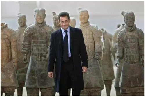 薩科齊與兵馬俑合影。