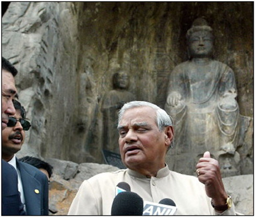 瓦杰帕伊參觀洛陽龍門石窟。