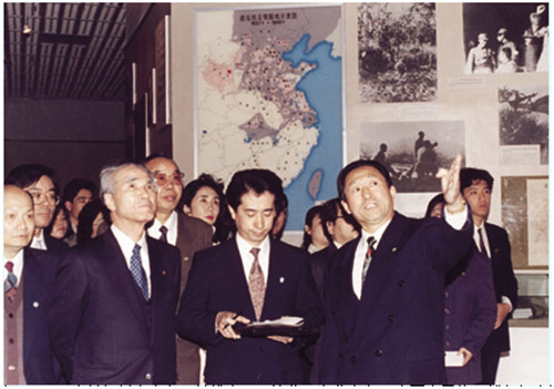 1995年5月，日本首相村山富市(前排右三)訪華，在北京參觀中國人民抗日戰(zhàn)爭紀念館。