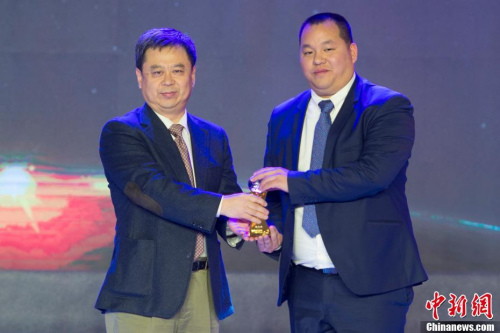 圖為中國(guó)新聞社副總編輯孫永良（左）為法國(guó)國(guó)會(huì)議員陳文雄代表頒獎(jiǎng)。<a target='_blank'  >中新網(wǎng)</a>記者 李卿 攝