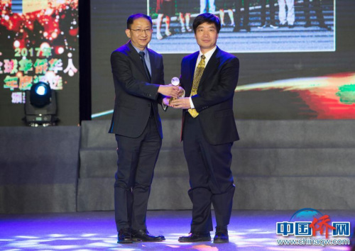 1月10日，由中國新聞社主辦的“2017全球華僑華人年度評選”頒獎典禮在北京舉行，“2017全球華僑華人十大新聞”在現(xiàn)場揭曉。圖為中國華僑華人研究所所長張春旺（右）為中科院強(qiáng)磁場科學(xué)中心副主任王俊峰（左）頒獎。<a target='_blank'  >中新網(wǎng)</a>記者 李卿 攝