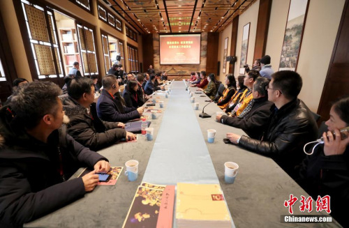 1月9日，“華助中心2018年度工作交流會”在北京舉行。當(dāng)日下午，與會代表在故宮與故宮志愿者交流?！昂Ｍ馊A僑華人互助中心”（簡稱“華助中心”）是國務(wù)院僑辦惠僑計劃之一，目前已在40個國家和地區(qū)共成立了60家“華助中心”。 <a target='_blank' >中新社</a>記者 張宇 攝