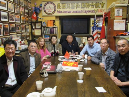 亞總會呼吁，民眾不應輕信自稱中領(lǐng)館人員的詐騙電話。左起為亞總會工作人員陳洽庭、朱立業(yè)、明明、鄭麗瓊、陳善莊、姜書棟、馬棟才、潘力民。(美國《世界日報》/顏嘉瑩 攝)