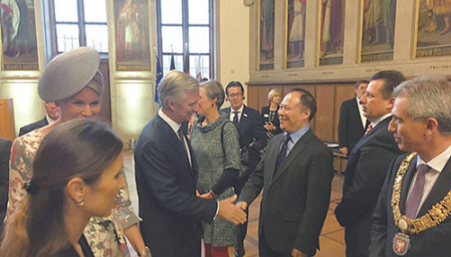 楊明2016年受邀參加法蘭書展主賓國活動(dòng)。從右至左分別為法蘭克福市長費(fèi)爾德曼、法蘭克福市議會議長西格勒、楊明、比利時(shí)國王菲利普和王后瑪?shù)贍柕潞头ㄌm克福市長夫人。(《歐洲時(shí)報(bào)》)