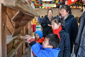 參觀農(nóng)耕用具 參觀農(nóng)耕用具