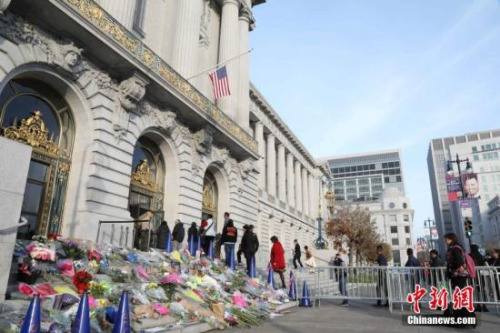 當?shù)貢r間12月15日，美國舊金山舉行李孟賢市長遺體告別儀式，紀念12日凌晨因心臟病去世的李孟賢。他是舊金山歷史上首位華裔、亞裔市長，享年65歲。圖為民眾排隊進入市政府。<a target='_blank' >中新社</a>記者 劉丹 攝