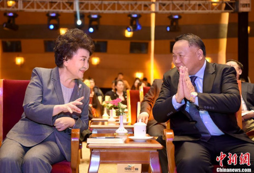 圖為裘援平（左）在典禮會(huì)場(chǎng)與新聞人物當(dāng)選代表、巴拿馬共和國總統(tǒng)顧問陳國基交流。<a target='_blank' >中新社</a>記者 侯宇 攝