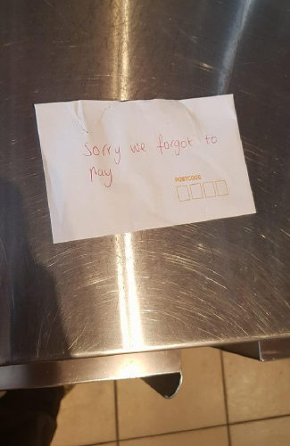 吃霸王餐食客把錢裝入信封，從門底放進店內(nèi)。（澳大利亞《星島日報》）