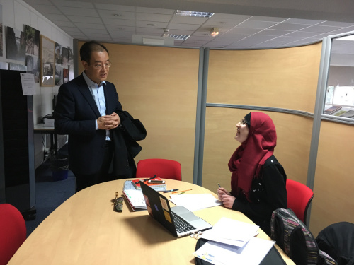 凌軍與孔院學(xué)生交談。