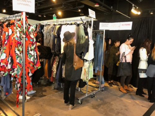 在比佛利山一家名牌店的Sample Sale賣場。（美國《世界日報》/張宏 攝）