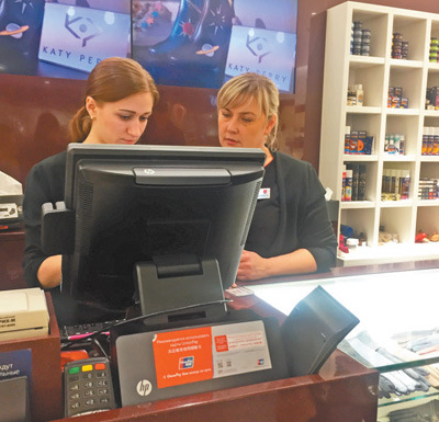 在俄羅斯，銀聯(lián)卡已擁有了相當規(guī)模的覆蓋率。圖為商場里隨處可見的銀聯(lián)卡標識。 　　本報記者 吳 焰攝 