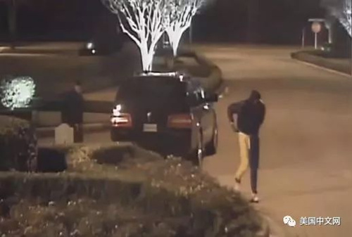 嫌疑人乘坐的車輛抵達(dá)社區(qū)門口。(美國中文網(wǎng)微信公眾號 資料圖)