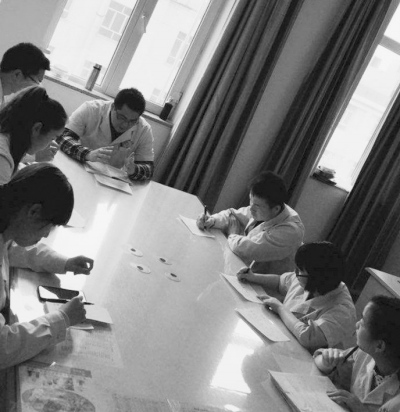 曾仁宏(后中)給新疆奇臺縣中醫(yī)院針灸科的醫(yī)生傳授業(yè)務知識。(圖片資料)