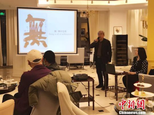 中國書法家協(xié)會理事、河南省書法協(xié)會駐會副主席云平講解趙翼舟書法作品《無—無中生有》?！∪轿木辍z