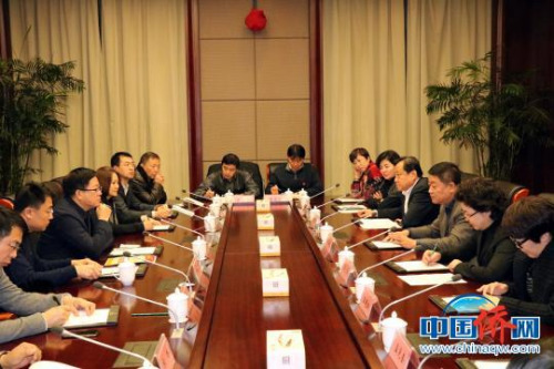 “僑務(wù)扶貧樺川行”座談會(huì)現(xiàn)場?！⌒焖?攝