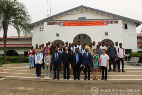 嘉賓與孔院師生合影。