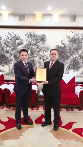 邱立國秘書長向佘少敏總經(jīng)理頒發(fā)捐贈證書。