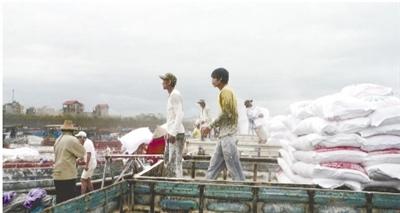 在東興口岸，兩名越南打工者正等著搬運(yùn)貨物。 汪馳超 攝