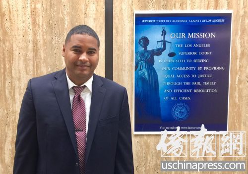 檢察官麥肯尼17日在洛杉磯縣高等法院刑事庭外接受采訪。(僑報記者邱晨攝)