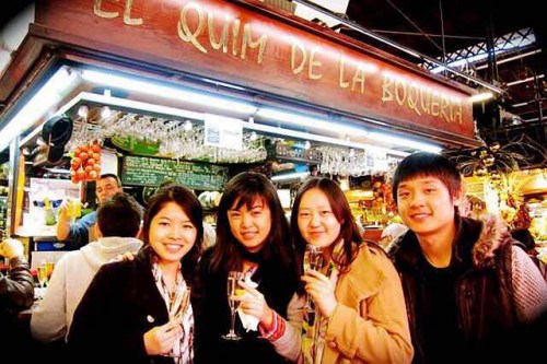 資料圖：西班牙對移民態(tài)度更積極，移民對經(jīng)濟(jì)做出重大貢獻(xiàn)。圖為西班牙的亞洲面孔 （《歐洲時報》微信公眾號“西聞”）