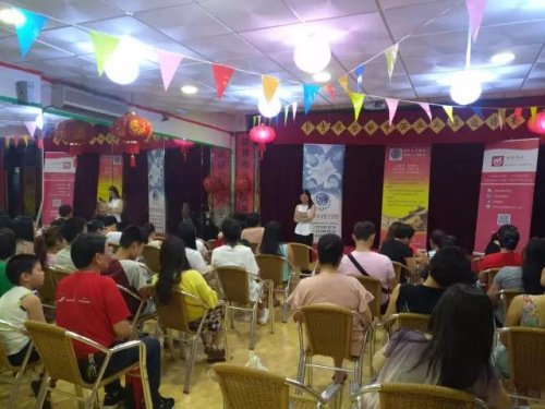 資料圖：為促進(jìn)僑胞融入西班牙生活，當(dāng)?shù)厝A助中心牽頭辦西語培訓(xùn)班。圖為當(dāng)?shù)貢r間2017年8月2日，馬德里華助中心等多家華社共同協(xié)辦的Usera地區(qū)免費(fèi)西語班開班現(xiàn)場。（圖片來源：西班牙馬德里華助中心）