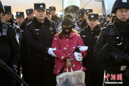 資料圖，陜西省公安機(jī)關(guān)專(zhuān)案組與老撾警方聯(lián)合行動(dòng)，成功搗毀兩處犯罪窩點(diǎn)，抓獲犯罪嫌疑人63名。<a target='_blank' >中新社</a>記者 張遠(yuǎn) 攝