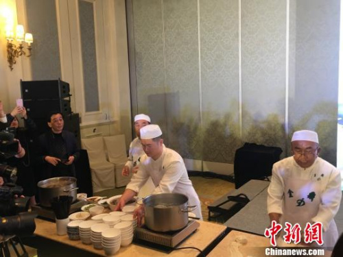 資料圖：牛肉拉面師傅現(xiàn)場展示拉面制作工藝?！⌒狭?攝